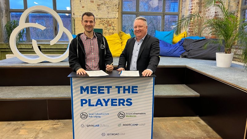 A picture of SpinLab CEO Eric Weber and Gerald Taraba, Managing Director of Actemium Germany in the SpinLab Office Leipzig