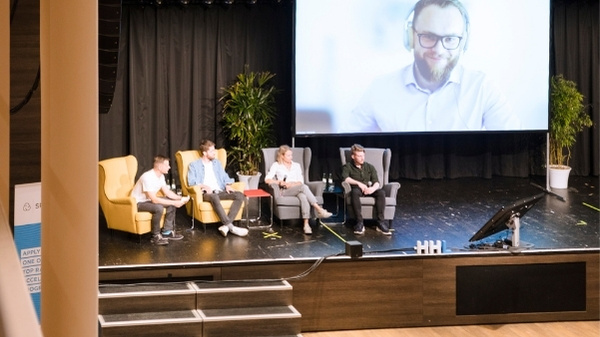 A photo of the stage with panelist discussing vc alternatives