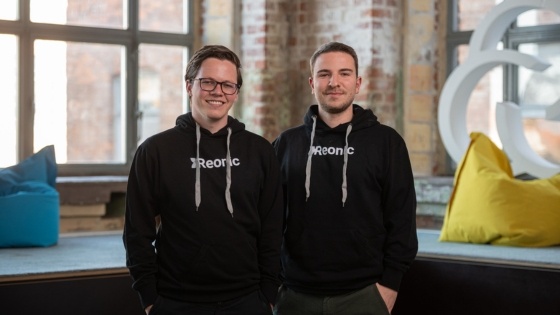 A photo of the founders of Reonic (two men with a black Reonic hoodie)