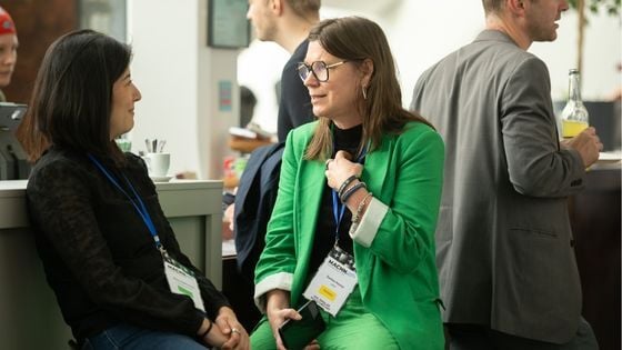 A photo of Innovation Manager Daniela from LEAG talking to a person.